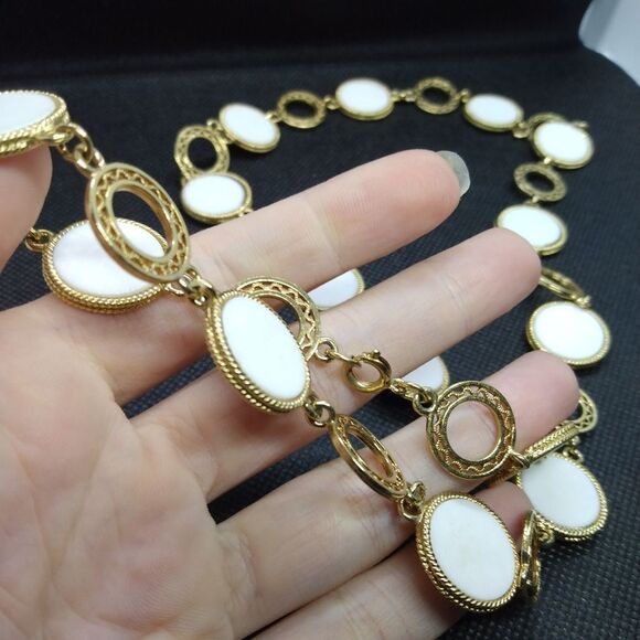 White disc shell cameo necklace - Picture 3 of 3